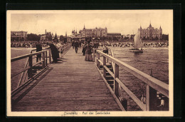 AK Zinnowitz, Auf Der Seebrücke Mit Segelboot  - Zinnowitz