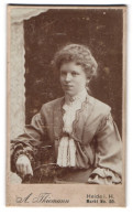 Fotografie A. Thiemann, Heide I. H., Markt No.50, Junge Dame Mit Hochsteckfrisur  - Anonieme Personen