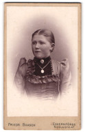 Fotografie Friedrich Baasch, Eckernförde, Nicolaistrasse 47, Junge Dame Mit Kragenbrosche Und Medaillon  - Anonieme Personen