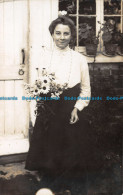 R135510 Woman. Flowers. Old Photography. Postcard - Welt