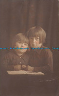 R135511 Children. Old Photography. Postcard - Welt