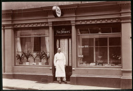 Fotografie Brück & Sohn Meissen, Ansicht Meissen I. Sa., Cafe Helmert In Der Burgstrasse, Wirt Vor Dem Cafe  - Orte