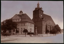 Fotografie Brück & Sohn Meissen, Ansicht Dommitzsch, Strasseneck Mit Denkmal, Rathaus & Kirche  - Orte