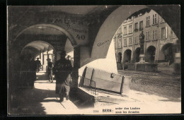 AK Bern, Spaziergänger Unter Den Lauben  - Berne