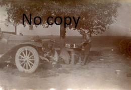 PHOTO FRANCAISE 248e RAC - POILU ET SON AUTO EN ETAPE A LIGNIERES PRES DE MONTDIDIER SOMME - GUERRE 1914 - 1918 - Krieg, Militär