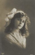 CPA  Vers 1900  Fillette élégante Aux Cheveux Bouclés Tenant Une Rose Pretty  Little  Girl   Flower - Portraits