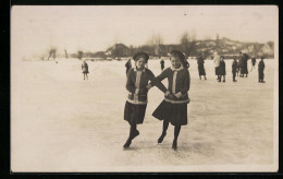 AK Käte Und Grete Beim Schlittschuhlaufen  - Patinaje Artístico