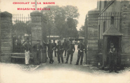 CPA Entrée De Caserne à Identifier-Chocolat De La Maison Des Magasins Réunis-RARE      L2946 - Te Identificeren