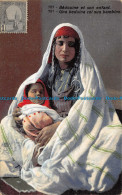 R135216 Bedouine Et Son Enfant. Una Beduina Col Suo Bambino - Wereld