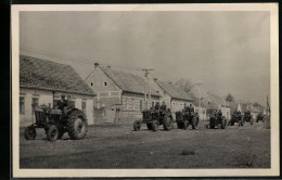 Fotografie Traktor, Ackerschlepper, Schlepper-Kolonne Durchfährt Ortschaft  - Auto's