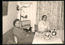 Fotografie Hausfrauen Nebst Radio - Radioempfänger Bei Einem Glas Likör  - Sonstige & Ohne Zuordnung