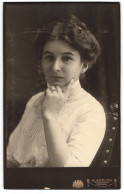 Fotografie A. Adolph, Passau, Junge Dame In Weissem Kleid Mit Schönen Augen Und Ring  - Personas Anónimos