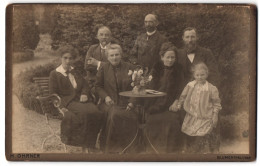 Fotografie H. Ohrner, Blumenthal I. Han., Weserstr. 11, Gutbürgerliche Familie In Feiner Kleidung Im Garten  - Personnes Anonymes