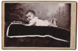 Fotografie Carl Stallechner, Trostberg A. Alz., Niedliches Baby In Weissem Hemd Mit Dunklen Haaren  - Personnes Anonymes