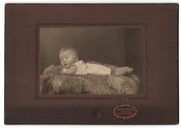 Fotografie Albert Pfeiffer, Ulm A. O., König Wilhelmstr. 1, Süsses Baby In Weissem Hemd Mit Erschrockenem Blick  - Personnes Anonymes