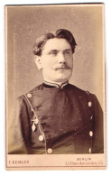 Fotografie F. Geibler, Berlin, Unter Den Linden 45, Junger Preussischer Eisenbahner In Uniform  - Personnes Anonymes