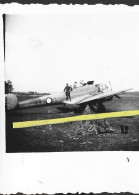 02 774 0524 WW2 WK2 AISNE LAON AERODROME  AVION FRANCAIS  SOLDAT   ALLEMAND   1940 - Krieg, Militär