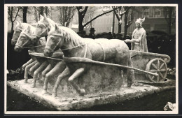 Foto-AK Quadriga Streitwagen Mit Schaulustigen, Eisplastik  - Sculpturen