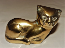 VINTAGE ANCIENNE SCULPTURE  CHAT ALLONGE EN LAITON CISELEE TBE - Andere & Zonder Classificatie