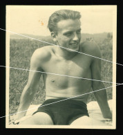 Orig. Foto 1942 Hübscher Junge Soldat In Badehose, Cute Young Boy, Soldier, Beach Fashion, Swimming Trunks - Anonieme Personen