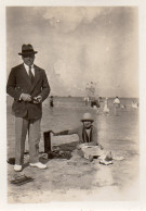 Photographie Vintage Photo Snapshot Plage Beach Gramophone Musique Mode - Sonstige & Ohne Zuordnung