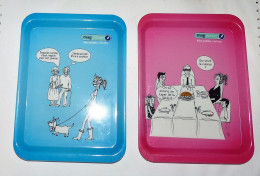 VINTAGE LOT DE 2 PETITS PLATEAUX ANCIENS EN PLASTIQUE HUMOUR POUR MAG PRESSE BE - Sonstige & Ohne Zuordnung