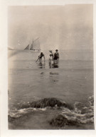 Photographie Vintage Photo Snapshot Plage Beach Maillot Bain Mer Bateau Voilier - Altri & Non Classificati