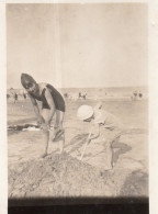 Photographie Vintage Photo Snapshot Plage Beach Maillot Bain Enfant Child - Lieux