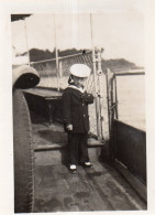 Photographie Vintage Photo Snapshot Marin Marine Marinière Enfant Mode Bateau - Anonieme Personen