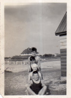 Photographie Vintage Photo Snapshot Hayling Island Drôle Gag Pyramide Groupe - Lieux