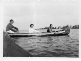 Photographie Vintage Photo Snapshot Canot Canoë Rame Rameur Pagaie St Aubin  - Otros & Sin Clasificación