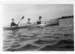 Photographie Vintage Photo Snapshot Canot Canoë Rame Rameur Pagaie St Aubin  - Other & Unclassified