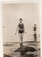 Photographie Vintage Photo Snapshot Plage Beach Maillot Bain Mer Baignade Sexy - Lieux