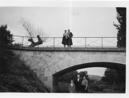 Photographie Vintage Photo Snapshot Pont Bridge Drôle Funny - Anonieme Personen