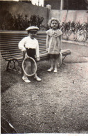 Photographie Vintage Photo Snapshot Mode Raquette Tennis Casquette Enfant - Anonieme Personen