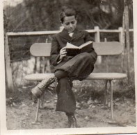 Photographie Vintage Photo Snapshot Lecture Lire Banc Bench Bottines - Altri & Non Classificati