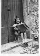 Photographie Vintage Photo Snapshot Accordéon Fillette Enfant Accordeoniste - Autres & Non Classés