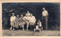 Photographie Vintage Photo Snapshot Voiture à Pédales Jouet Toy Enfant Child  - Anonieme Personen