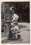 Photographie Vintage Photo Snapshot Paris Buttes Chaumont Enfant Fontaine  - Lieux