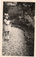 Photographie Vintage Photo Snapshot Chat Cat Fillette Jardin Garden Mode - Anonieme Personen