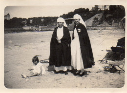 Photographie Vintage Photo Snapshot Dinard Tennis Infirmière Plage Religieuse - Lieux