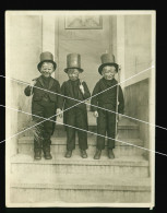 Orig. Foto 1930 Süße Jungs Als Schornsteinfeger Vor Haus Stockgartenfeld 30 Düssseldorf  Cute Boys As Chimney Sweeps - Anonieme Personen