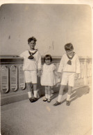 Photographie Vintage Photo Snapshot Belle Ile En Mer Le Palais Enfant - Anonieme Personen