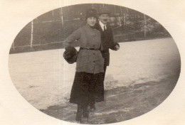 Photographie Vintage Photo Snapshot Patinage Patin Glace Ice Skating - Sporten