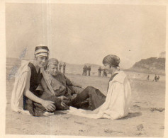 Photographie Vintage Photo Snapshot Plage Beach Maillot Bain Mer Baignademode - Autres & Non Classés