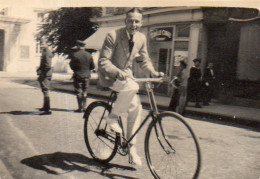 Photographie Vintage Photo Snapshot Vélo Bicyclette Bicycle Mouvement Motion - Other & Unclassified