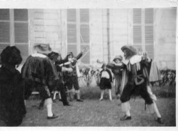 Photographie Vintage Photo Snapshot Théâtre Mousquetaires Escrime - Autres & Non Classés