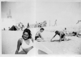 Photographie Vintage Photo Snapshot Pin-up Maillot Bain Bikini Sexy Jambes Legs - Places