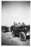 Photographie Vintage Photo Snapshot WW2 Libération Jeep GI Guerre - War, Military