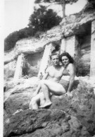 Photographie Vintage Photo Snapshot Couple Sexy Maillot Bain Bikini - Anonymous Persons